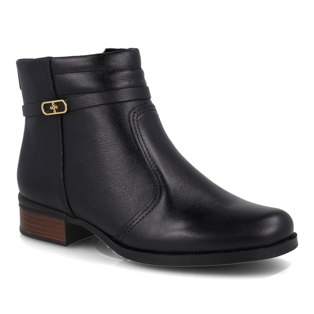 Bota Pegada casual feminina em couro preto vista em ângulo para ajuste